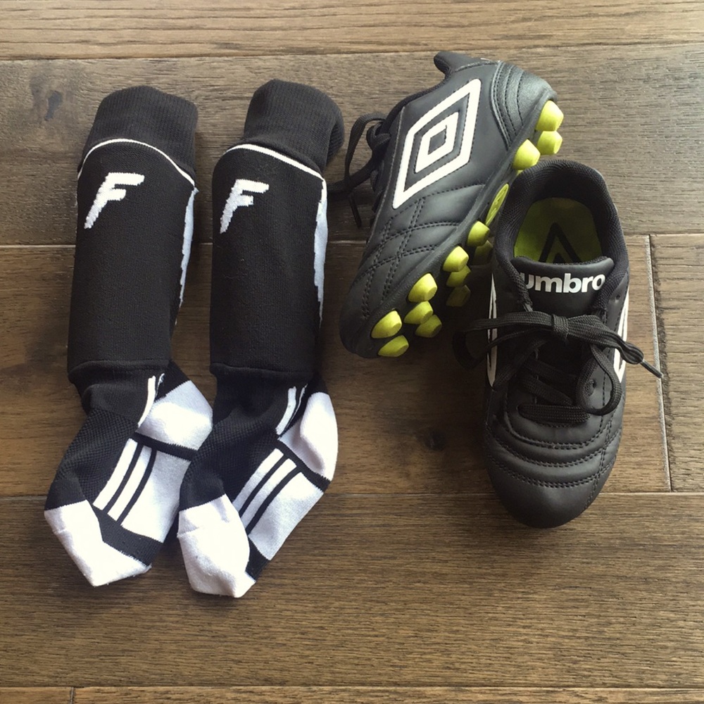 Umbro Outdoor cleated soccer shoes youth Size 11 with socks and shin guards